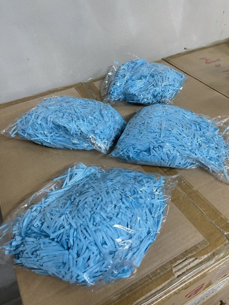 ورق مقصقص للهدايا أزرق