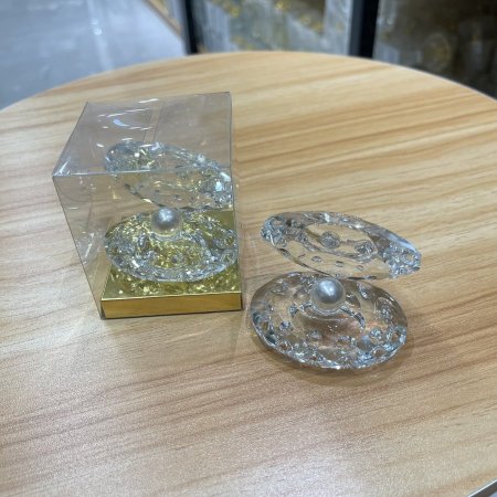 صدفة كريستال داخل علبة شفاف